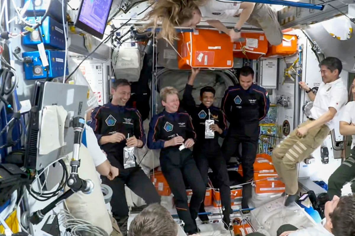 Axiom Mission 4: 41 साल बाद अंतरिक्ष में लहराया तिरंगा, स्पेस स्टेशन में शुभांशु की एंट्री