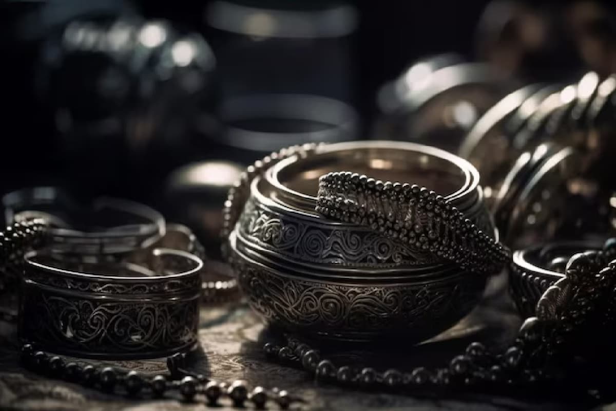 इजराइल-ईरान की बमबारी से बमक गई चांदी, तोड़ दिया 2012 का रिकॉर्ड