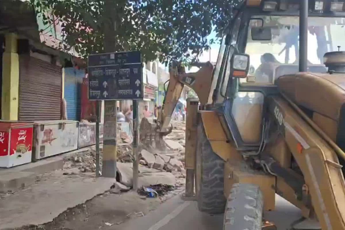Supaul: निर्मली में चला बुलडोजर, 10 दुकानें ध्वस्त, अतिक्रमण हटाओ अभियान फिर हुआ तेज
