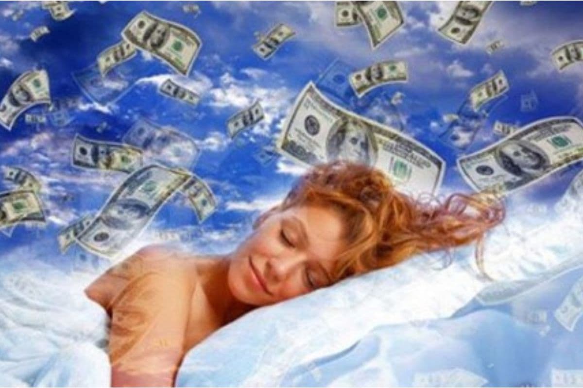 Astro Tips : रात को तकिये के नीचे नमक रखने से दूर होगी दरिद्रता, मिलेगा सुख-शांति का वरदान