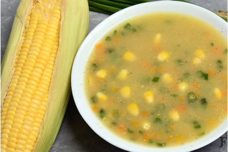 Sweet Corn Soup Recipe: बारिश की रिमझिम फुहारों के बीच में लें गर्मा-गर्म स्वीट कॉर्न सूप का मजा
