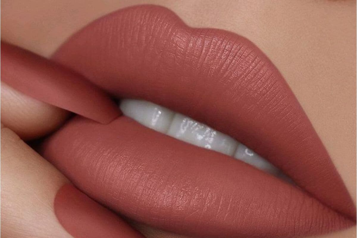 Trendy Lipstick Shade: पाएं हीरोइन जैसा स्टाइलिश लुक, ट्राय करें ये 6 ट्रेंडी लिपस्टिक शेड्स