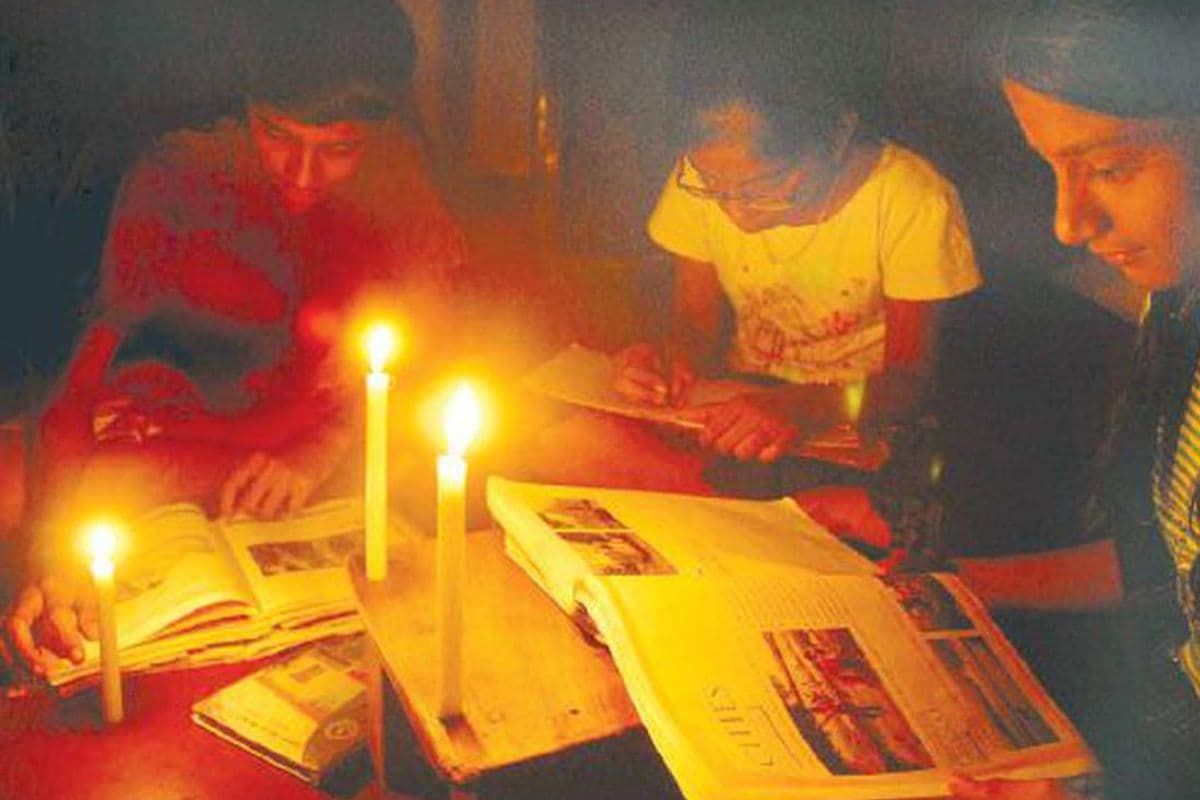 चांद पर पहुंचा भारत, लेकिन 78 साल बाद भी यूपी के इस गांव में अंधेरा, नहीं पहुंची बिजली