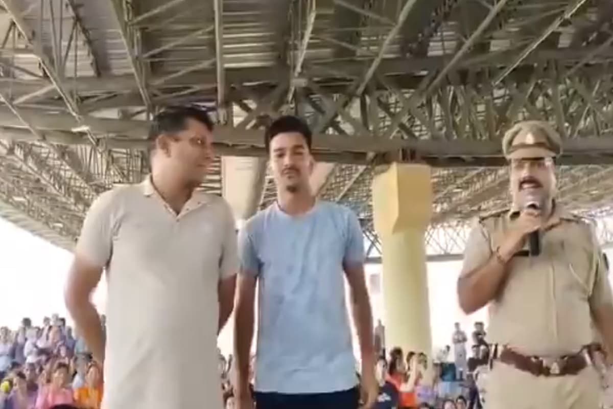 यूपी पुलिस में एक साथ भर्ती हुए बाप-बेटा, शाह और योगी से मिली ज्वाइनिंग लेटर