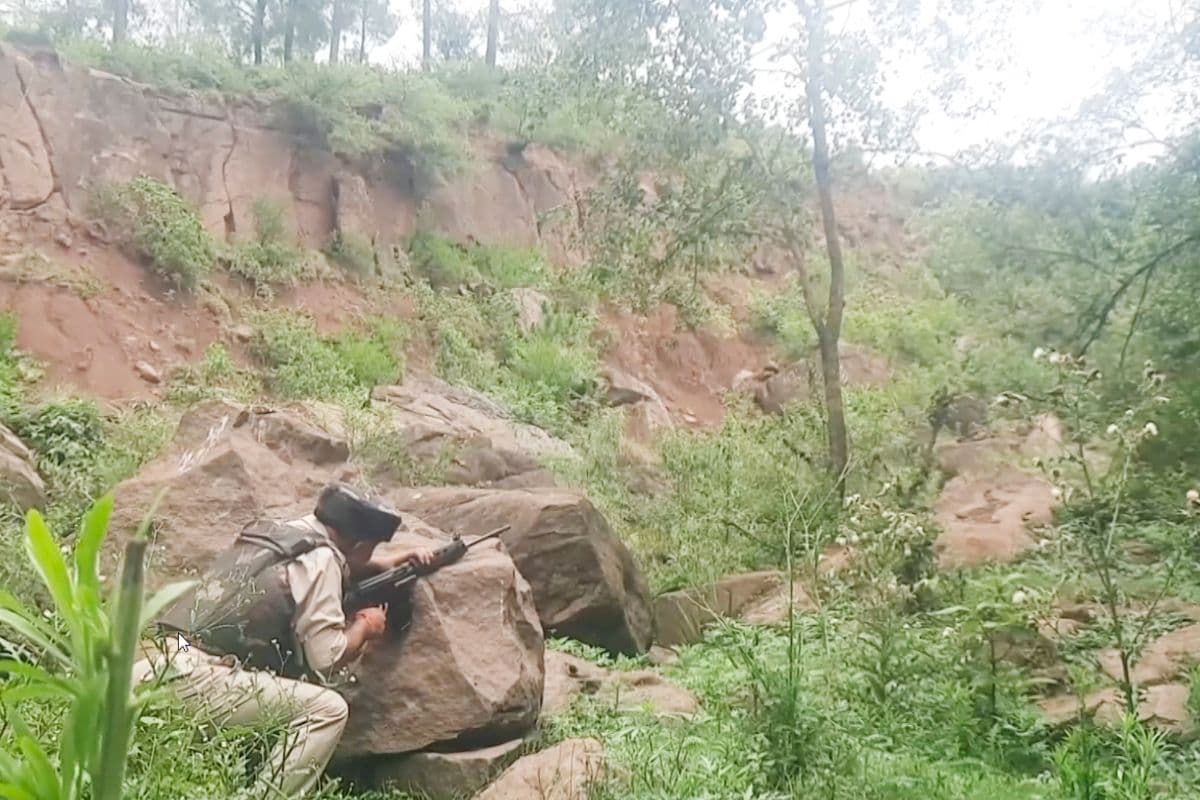 Udhampur Encounter: सुरक्षाबलों ने जैश-ए-मोहम्मद के एक आतंकवादी को मार गिराया, 3 की तलाश जारी