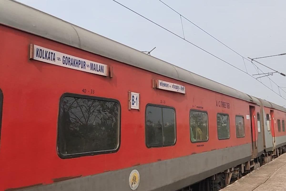 Passengers robbed in Purvanchal Express at 3 am Passengers robbed in Purvanchal Express at 3 am