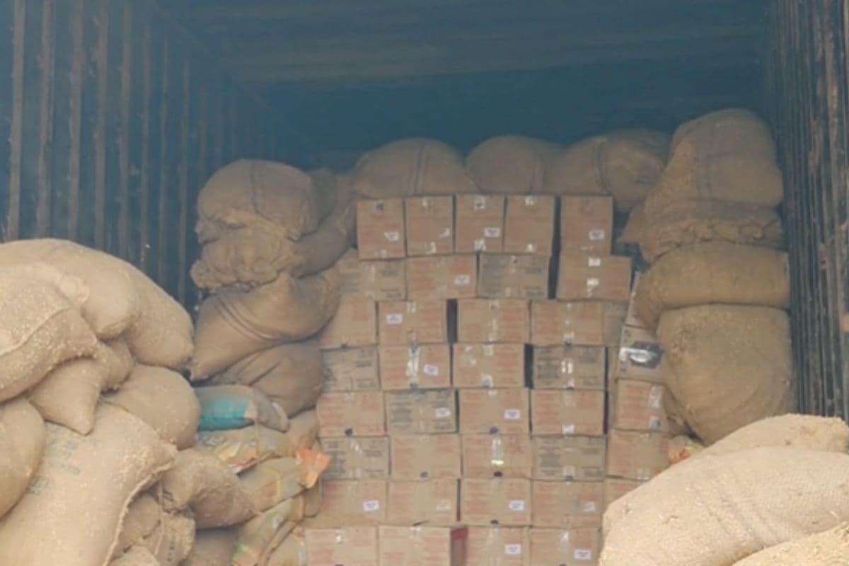 Bihar Liquor Ban: पंजाब से हाई स्पीड में आ रही थी ट्रक, पुलिस ने रोक कर कंटेनर देखा तो रह गई दंग, जानिए मामला…