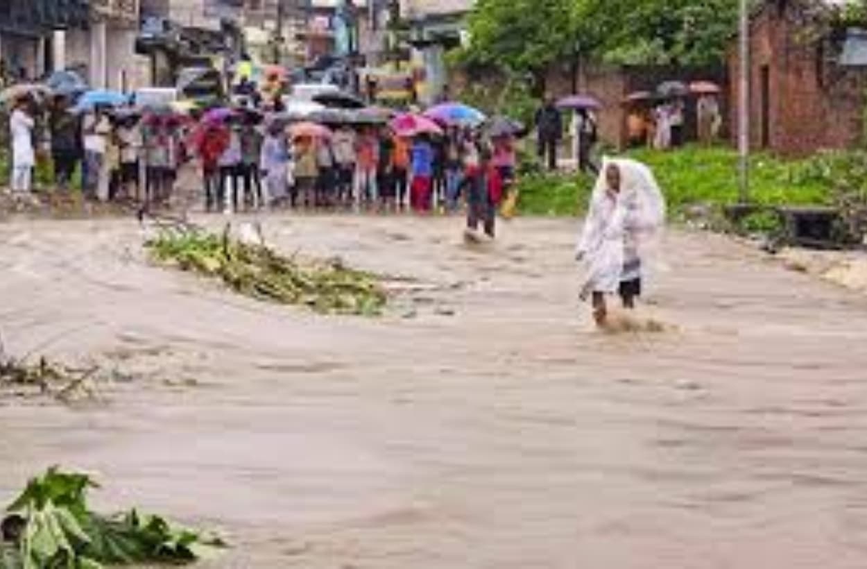 पहाड़ों पर बारिश का तांडव, स्कूल बंद और यातायात ठप