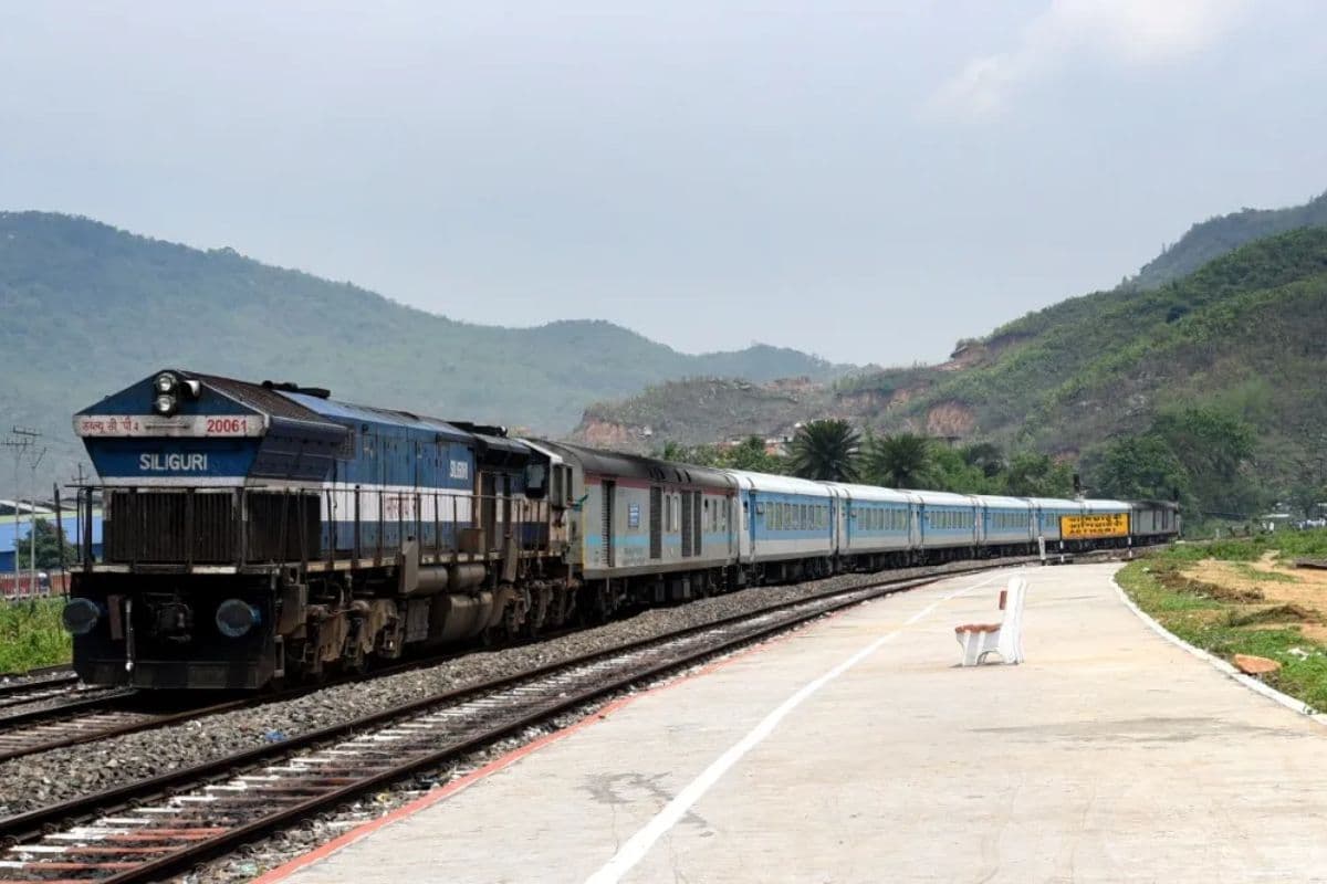 VIVEK EXPRESS| India's longest train Vivek Express stops at Kishanganj railway station in Bihar VIVEK EXPRESS| India's longest train Vivek Express stops at Kishanganj railway station in Bihar