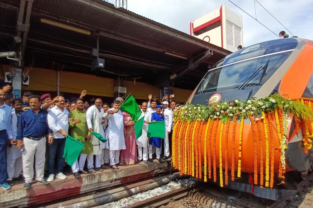 Vande Bharat: मुजफ्फरपुर से चंपारण रूट पर चली वंदे भारत, जंक्शन पर भव्य स्वागत, दूसरे ट्रेन में सवार यात्रियों ने बजाई तालियां