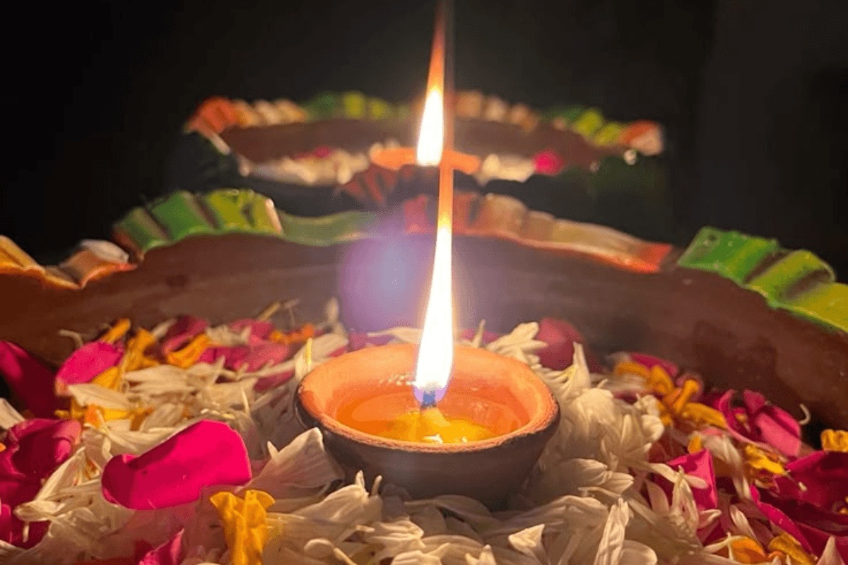 Vastu Tips: पूजा के बाद जली हुई बातियों का क्या करें?