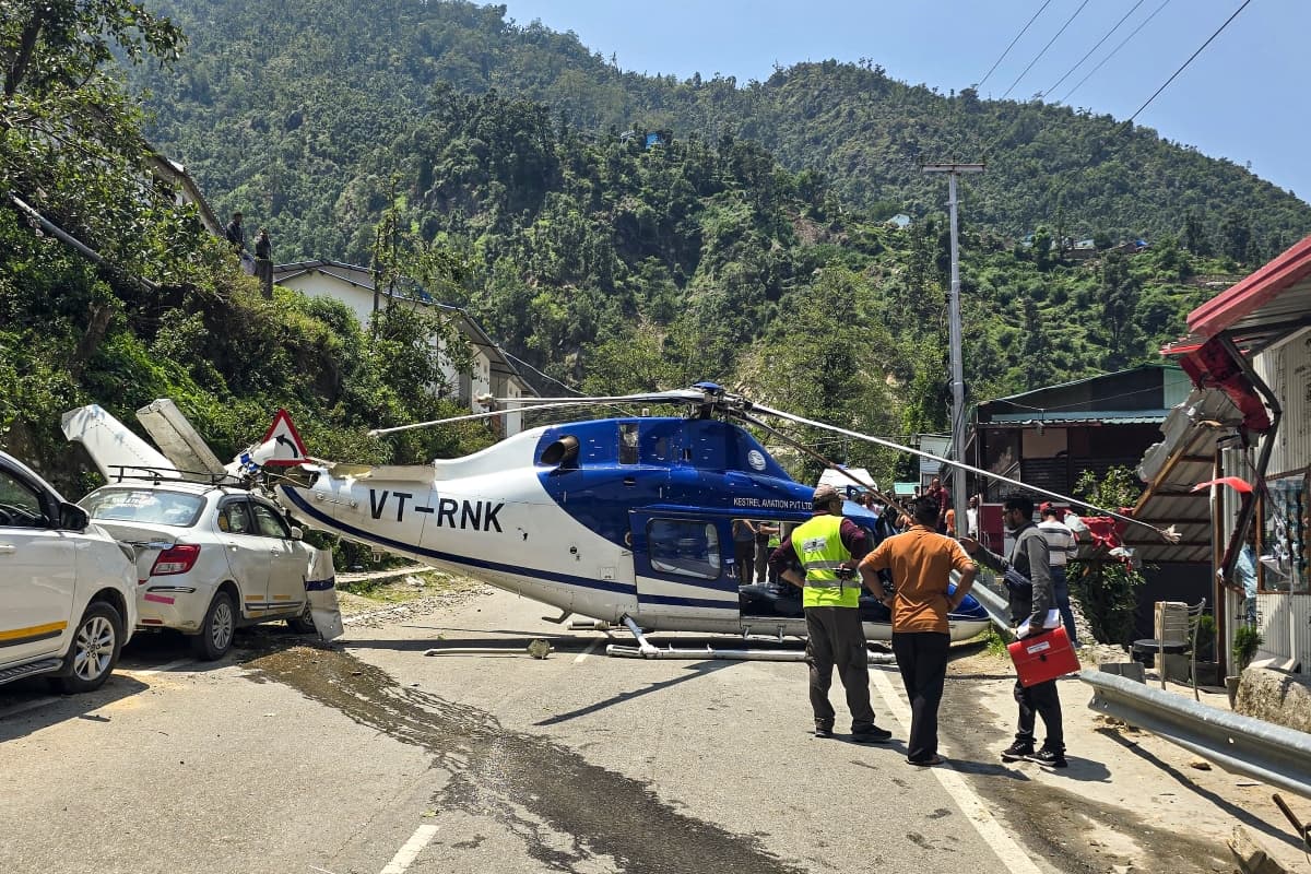 बाल-बाल बची जान..! केदारनाथ जा रहे हेलीकॉप्टर की हाइवे पर इमरजेंसी लैंडिंग, Video हो रहा वायरल