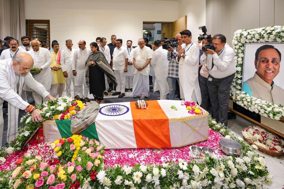 Vijay Rupani Last Rites: गुजरात के पूर्व सीएम विजय रूपाणी पंचतत्व में विलीन, अहमदाबाद विमान हादसे में हुआ था निधन