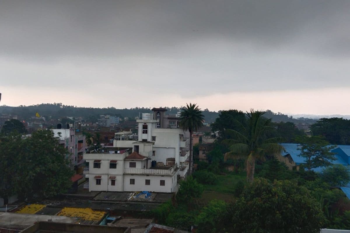 Jharkhand Weather : आसमान में छाए काले बादल, रांची समेत इन जगहों पर होने वाली है भारी बारिश
