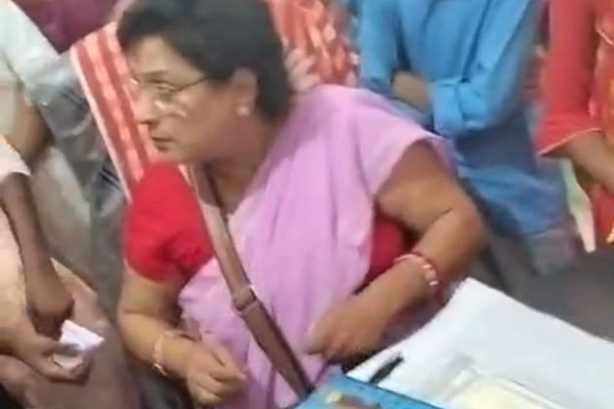 West Champaran: मैट्रिक और इंटर के TC के लिए हेडमास्टर ने छात्रों से लिए दो-दो सौ रुपये, वीडियो वायरल