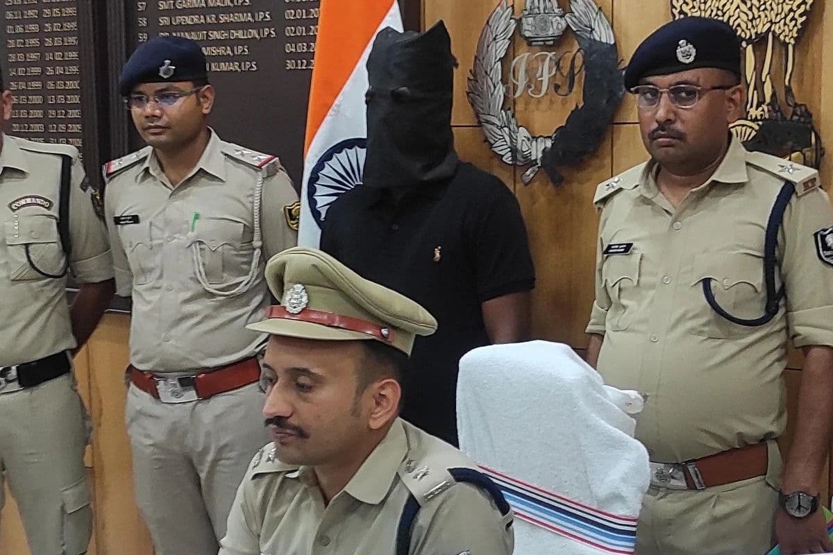 पुलिस की गिरफ्त में आरोपी