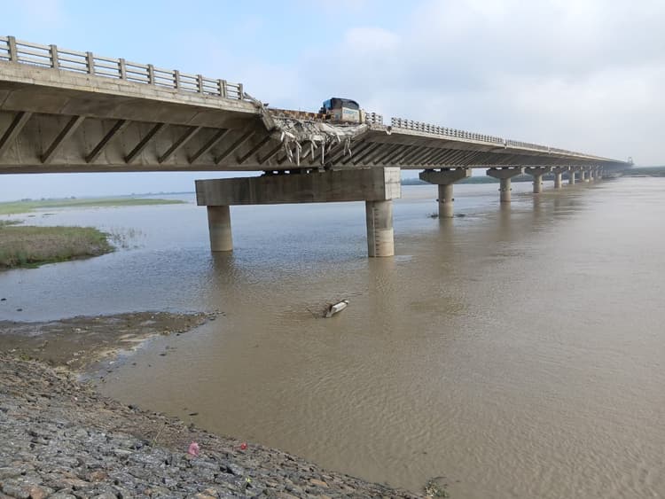 बिहार के भागलपुर में कोसी नदी पर बन रहा पुल हुआ क्षतिग्रस्त, देर रात को हुआ हादसा