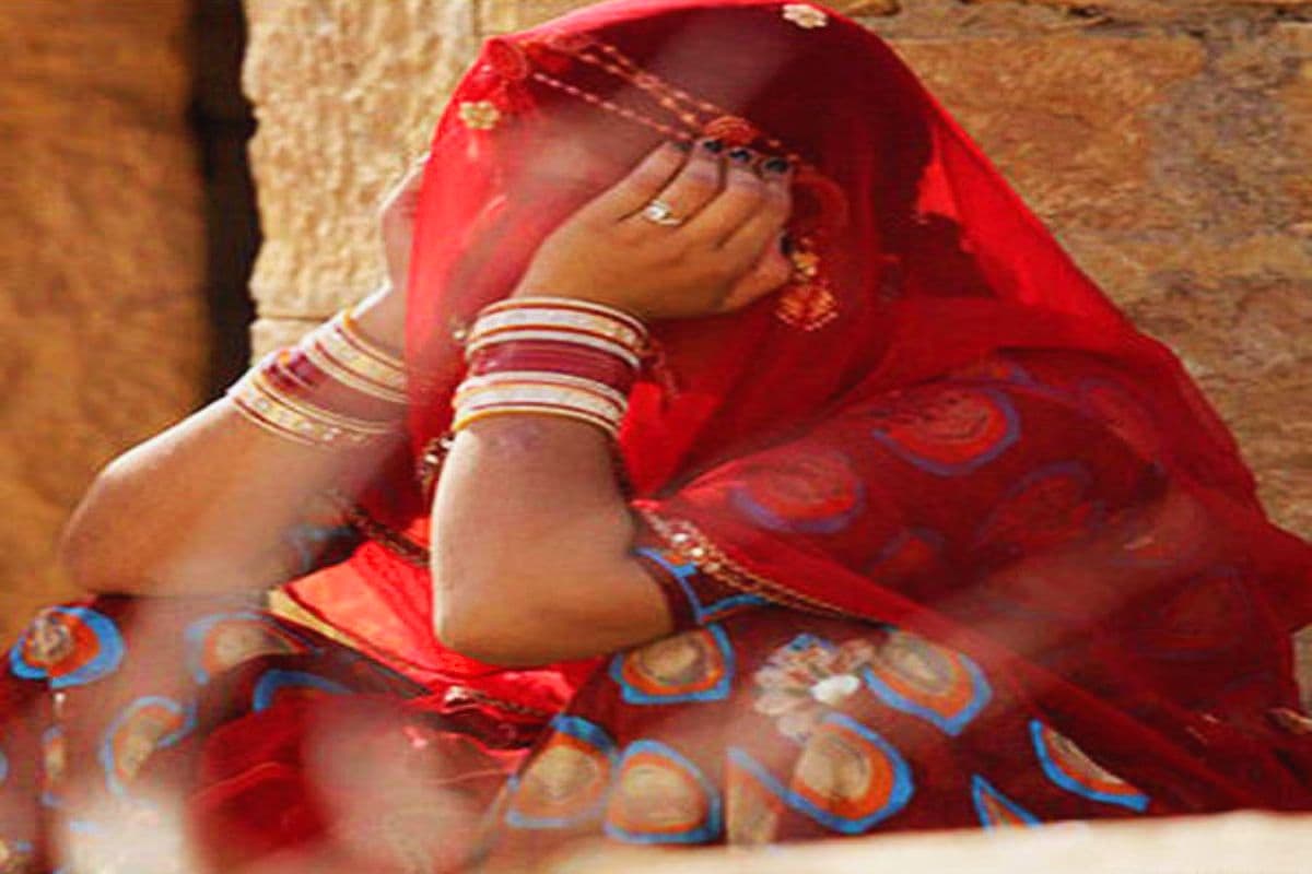 बिहार में हैवानियत: अवैध संबंध के शक में पति ने पत्नी को दो दिनों तक बनाया बंधक, गर्म आयरन से दागा...