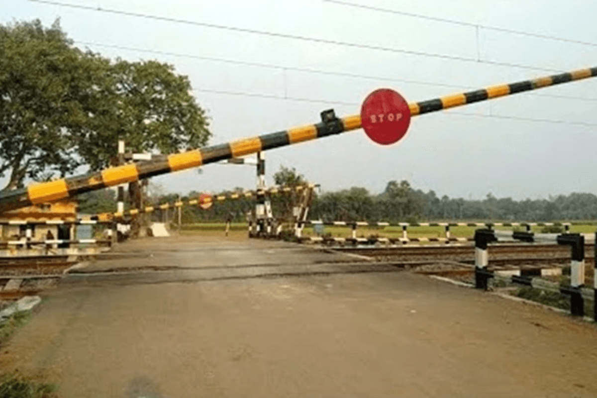 Bihar News: ऑटो चालक ने एक्सप्रेस ट्रेन से लगायी रेस! तोड़ डाला फाटक, लगा ट्रैफिक जाम