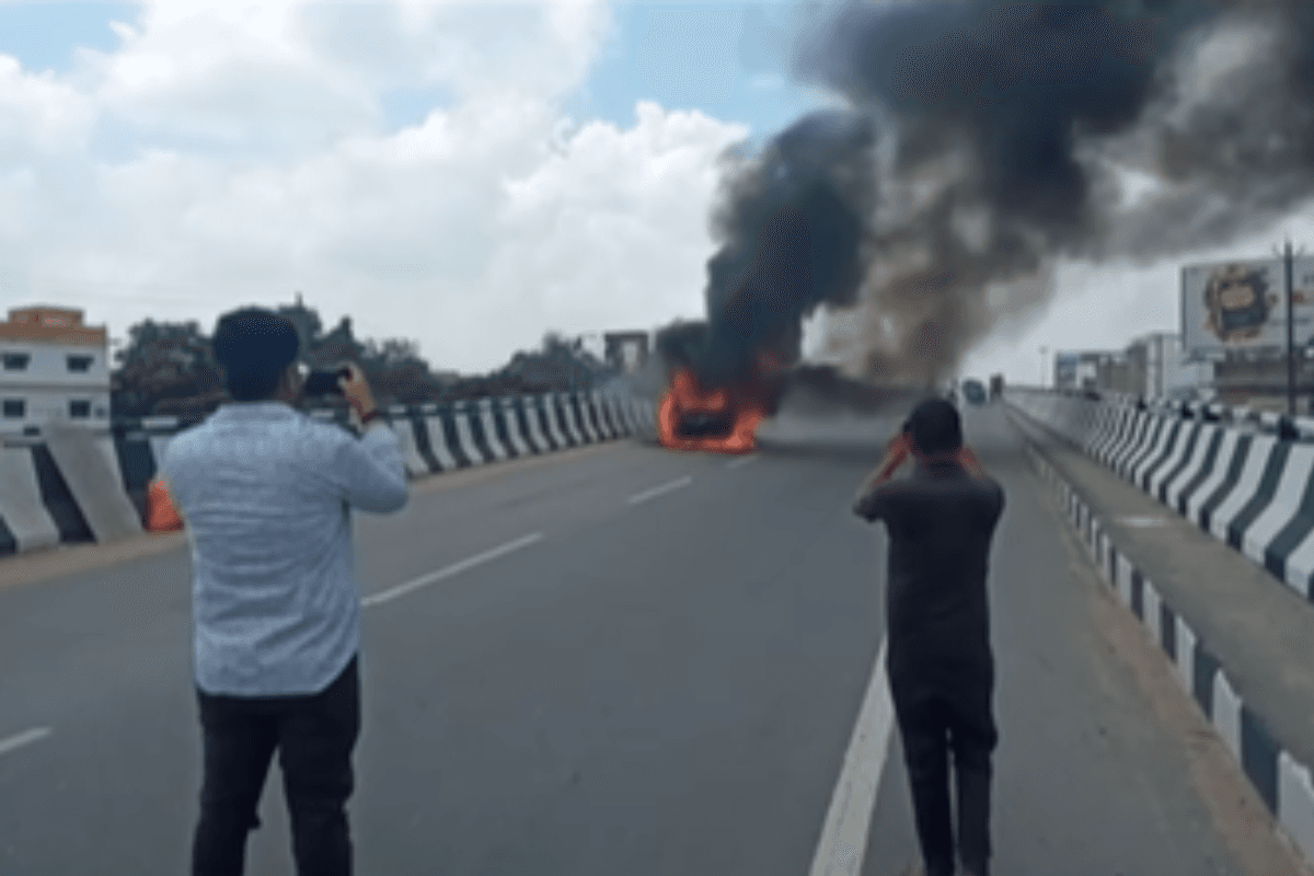 Watch Video: चलती कार में लगी आग, देखते-ही-देखते सबकुछ हो गया जलकर राख