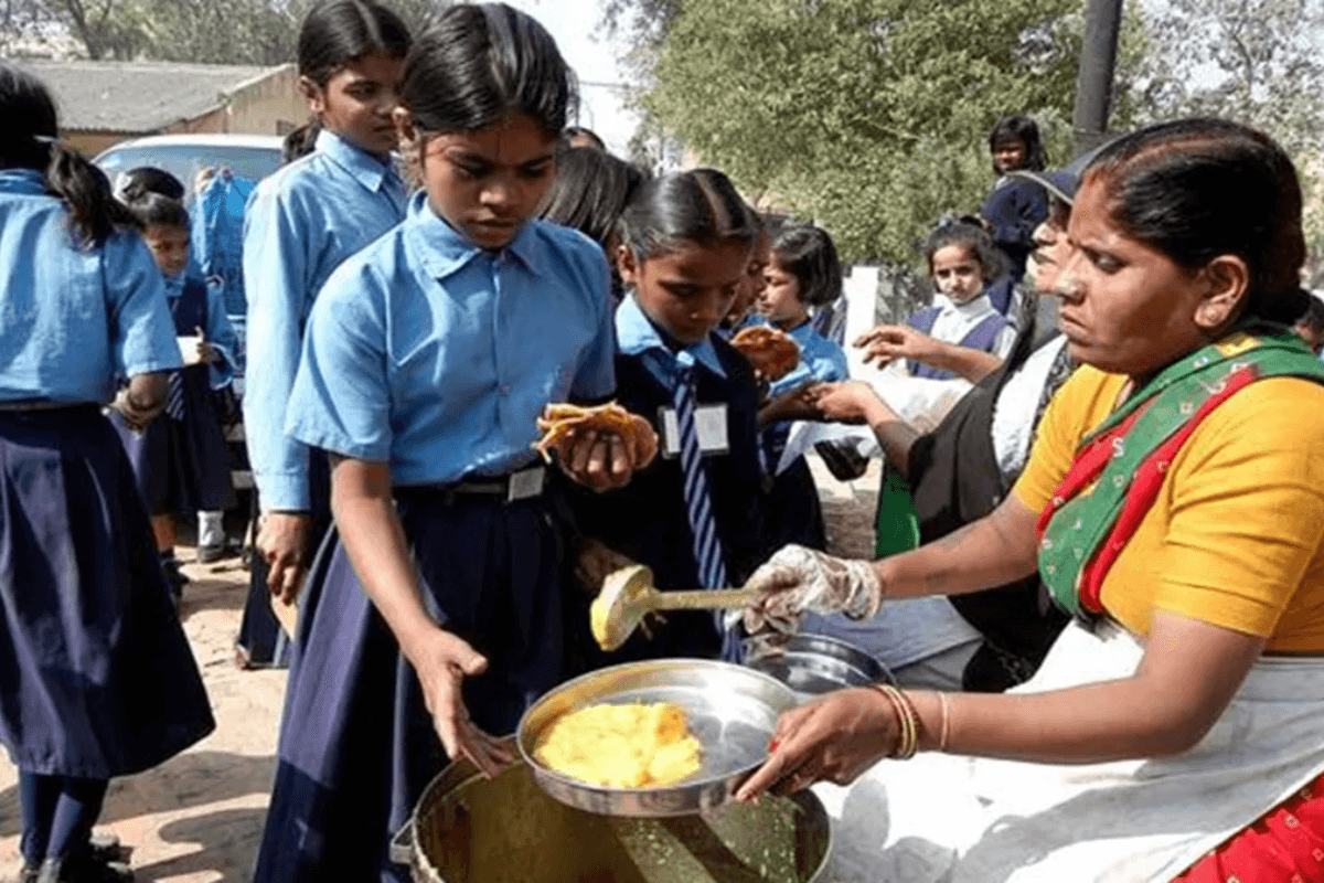 Bihar News: सरकारी स्कूलों में कार्यरत रसोइयों की बल्ले-बल्ले! सरकार देने जा रही सैलरी की सौगात