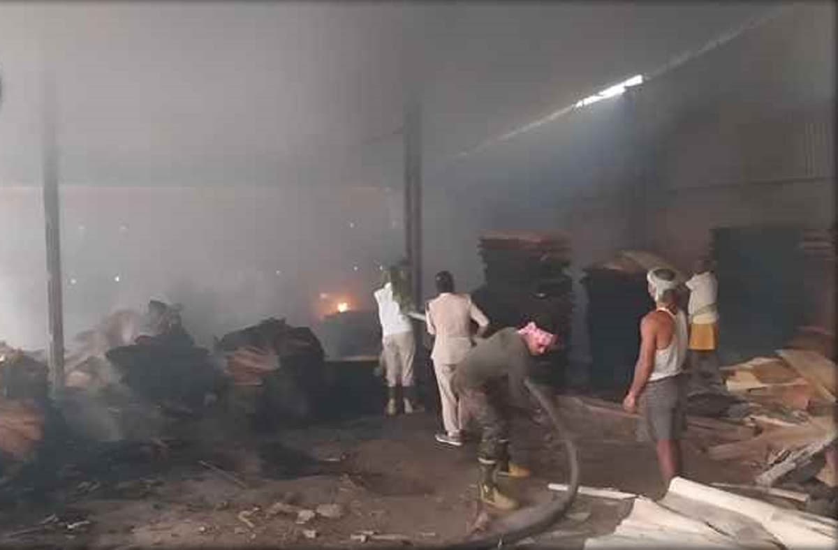 Bihar News: प्लाई फैक्ट्री में लगी भीषण आग, लाखों का सामान हुआ जलकर राख