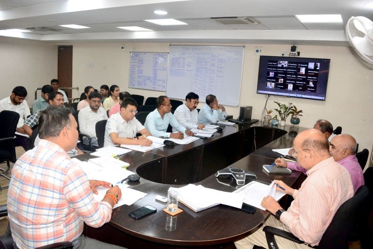 BUIDCO: प्रोजेक्ट में लापरवाही नहीं चलेगी! योजनाओं की रियल टाइम ट्रैकिंग के लिए कर्मचारियों को मिलेगा Walkie Talkie