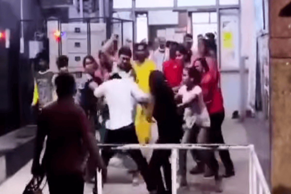इमरजेंसी वार्ड में हंगामा, किन्नरों ने अर्धनग्न होकर किया प्रदर्शन,डाक्टर को पकड़कर पीटा
