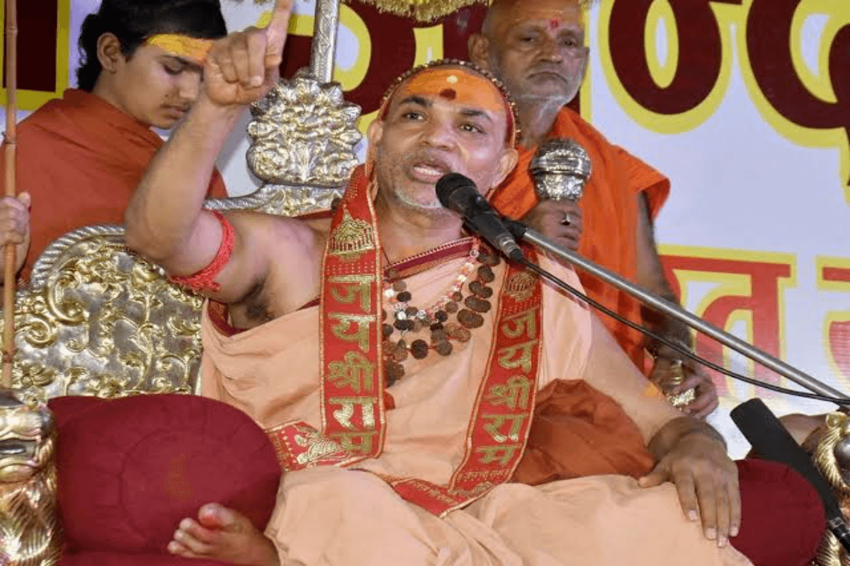 “बांके बिहारी मंदिर पर कब्ज़ा? शंकराचार्य का फट पड़ा गुस्सा… योगी सरकार को दी सीधी चुनौती!”