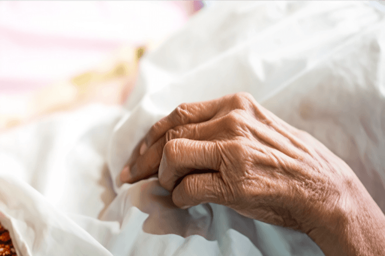 नशे में धुत बेटे ने कर दी मां की हत्या, बचाने आए बेटे-बेटी को भी पीटा – गांव में पसरा मातम