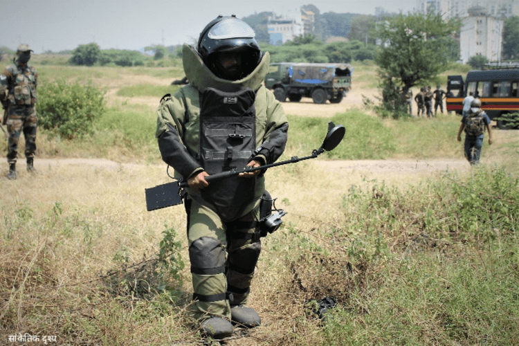 रेल ट्रैक के किनारे मौत की खेप! मिट्टी में छिपा मिला जिंदा मोर्टार, सेना की बम स्क्वॉड टीम अलर्ट