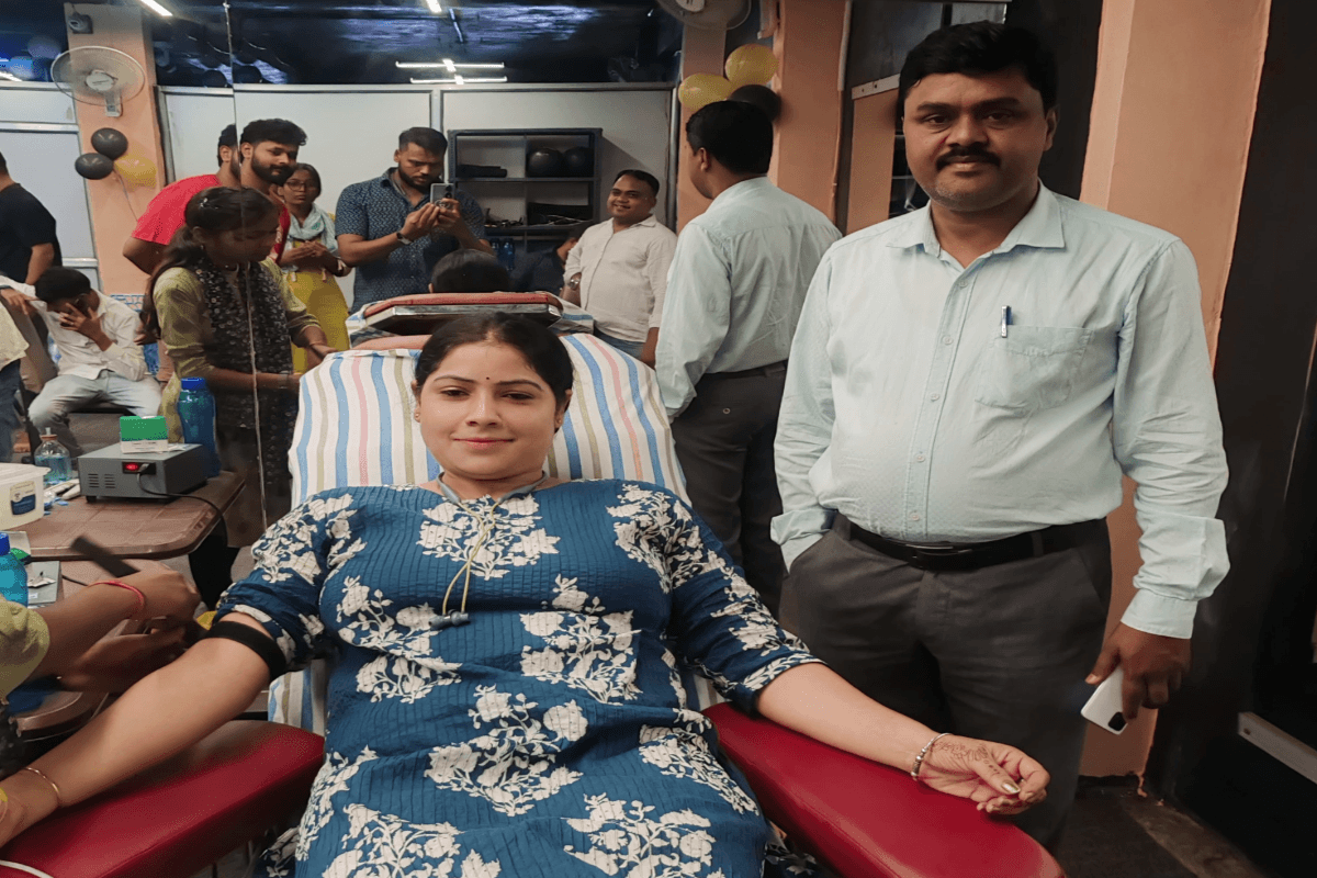 "सेवा, संकल्प और समाज—के.के. फिटनेस ग्रुप की वर्षगांठ पर रक्तदान शिविर में उमड़ा युवा जोश"