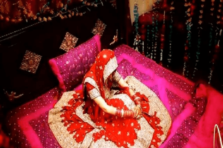 सुहागरात पर निकला चाकू, बोली – पास आए तो मार दूंगी या खुद मर जाऊंगी!