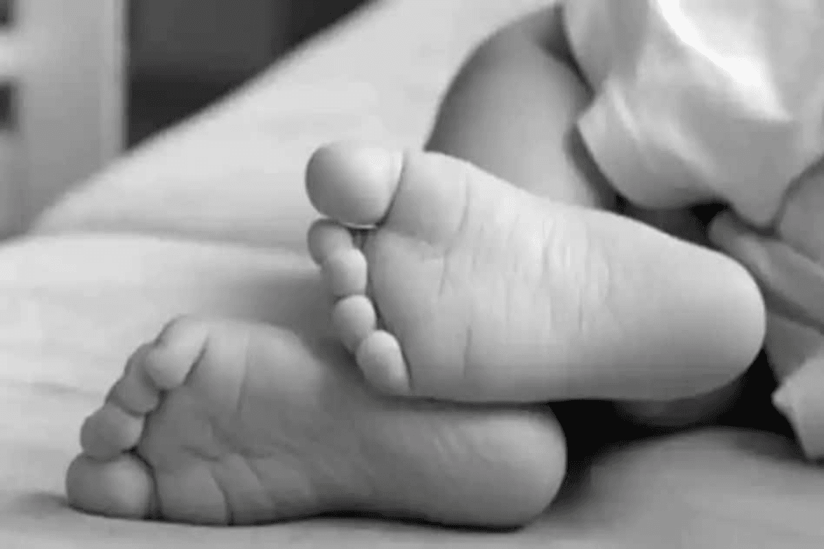 मां के हाथों मासूम की मौत? पिता का आरोप, गले पर थे उंगलियों के निशान