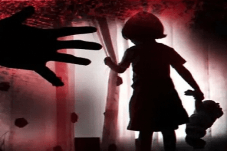 रेप पीड़िता बेटी को इंसाफ दिलाने की आस में मां आज भी दरवाजे पर बैठी है, रोते-रोते हो जाती है बेसुध, पिता की रुंधी आवाज़ में छलका दर्द