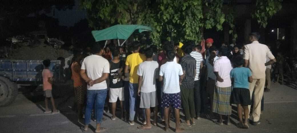 Motihari: मिट्टी लदे ट्रक ने बाइक में मारी टक्कर, एक की मौत, दो गंभीर