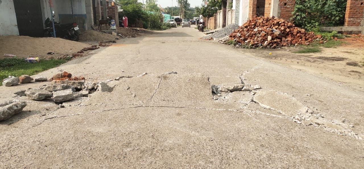 चार महीने में ही टूटने लगी बनी पीसीसी सड़क