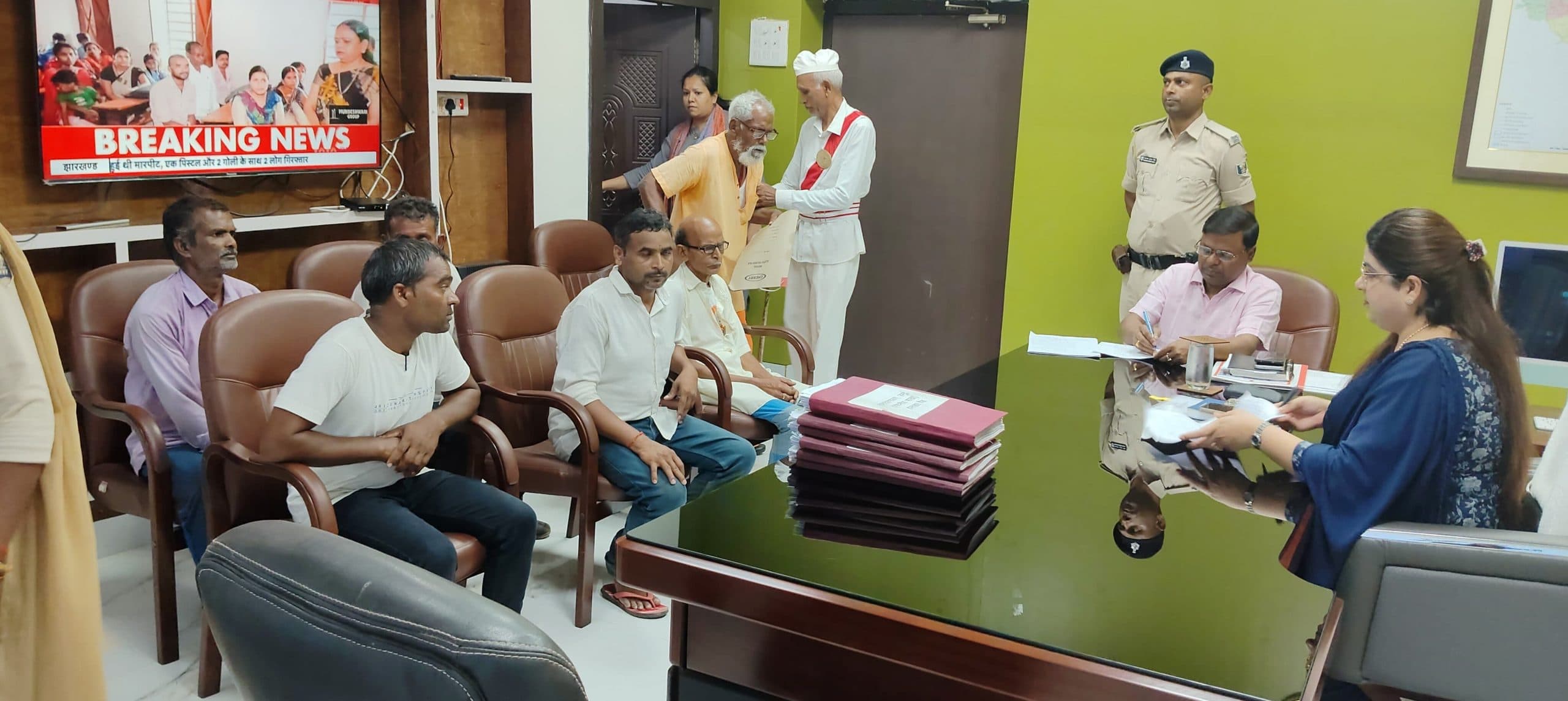 डीएम ने जनता दरबार में सुनी लोगों की समस्याएं