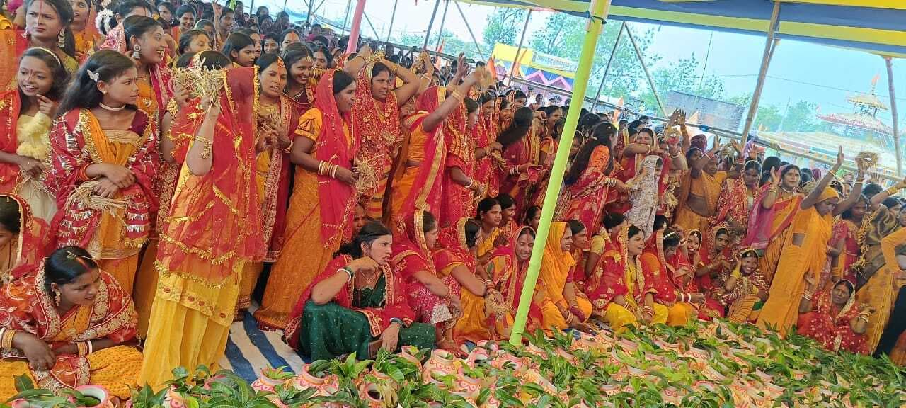 लक्ष्मी नारायण महायज्ञ को लेकर निकाली गयी कलश शोभायात्रा