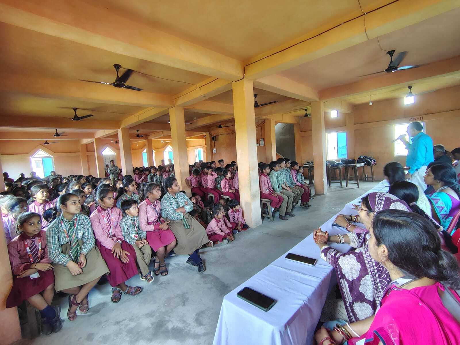 Madhubani News : प्रोग्रेसिव पब्लिक स्कूल में ग्रीष्मावकाश को लेकर छात्रों और शिक्षकों के बीच हुआ संवाद