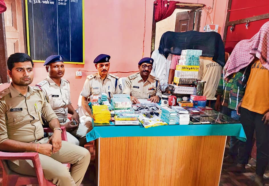 Gopalganj News : मोबाइल दुकान में चोरी का खुलासा, चार गिरफ्तार