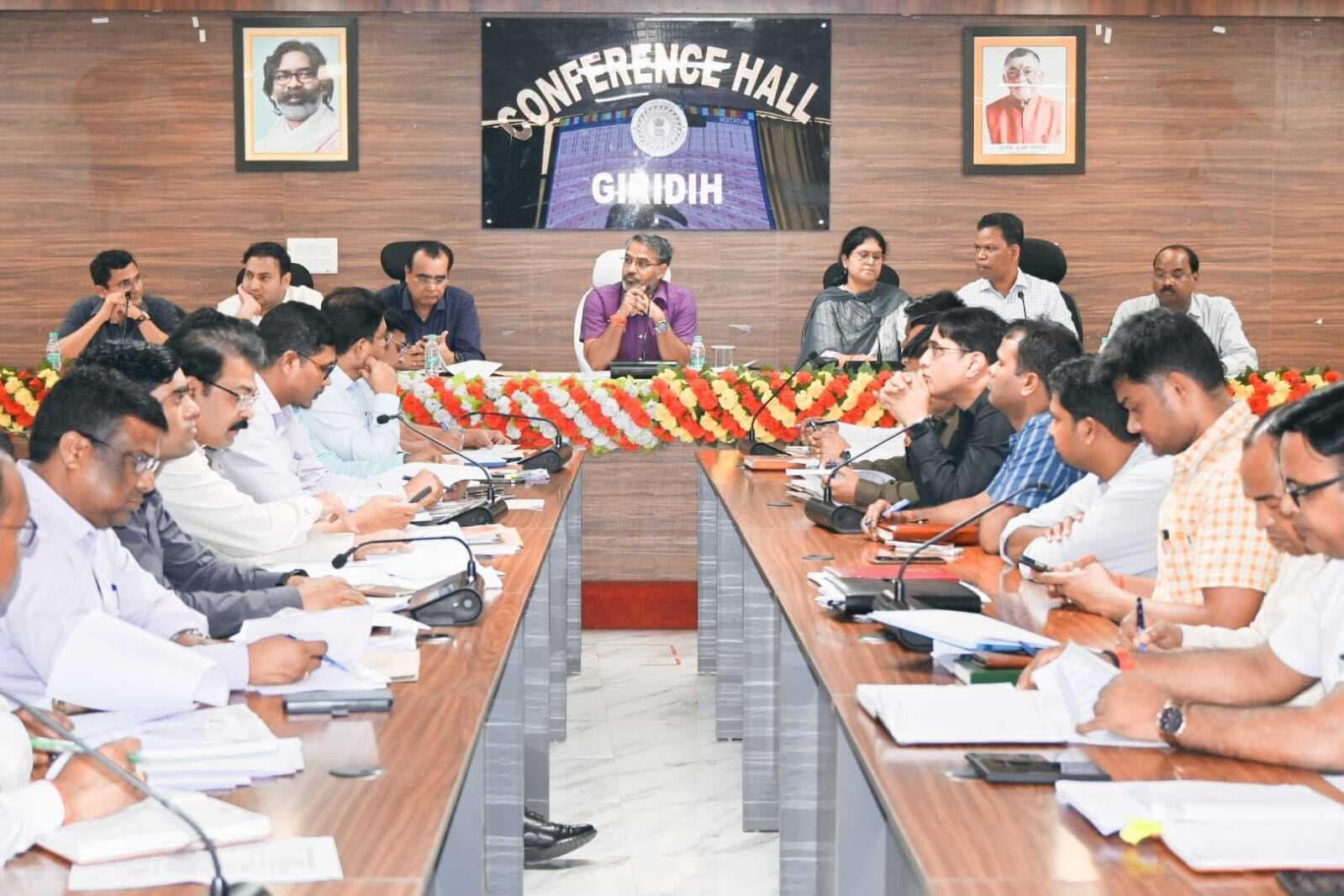 Giridih News :योजनाओं से शत-प्रतिशत लाभुकों करें लाभान्वित : डीसी