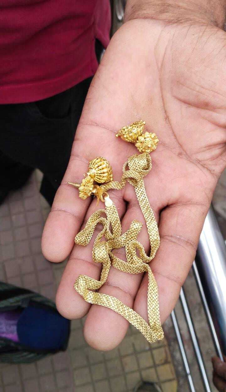 महिला रेल यात्री के पर्स से जेवरात-नकदी चोरी कर भाग रही किशोरी को यात्रियों ने पकड़ा