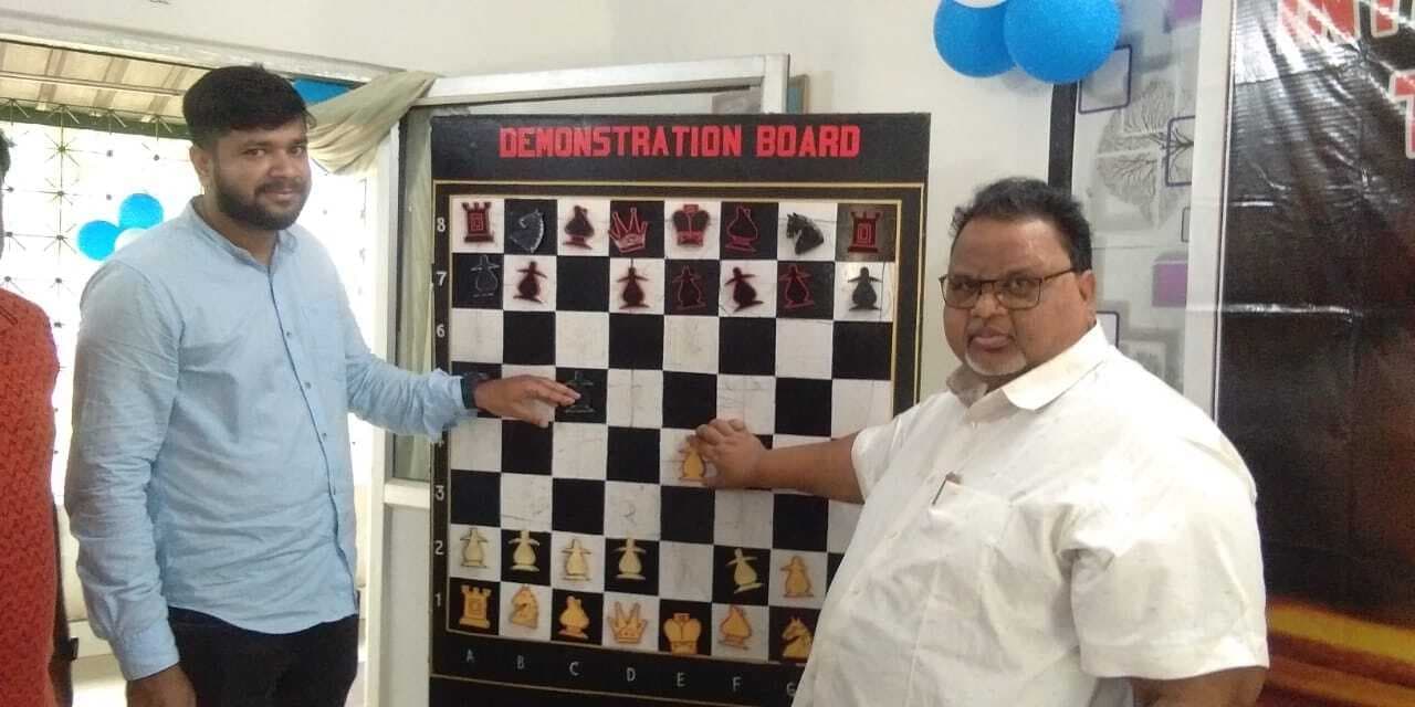 Chaibasa News : हमेशा आगे बढ़ने के लिए प्रेरित करता है चेस : डॉ सरेन