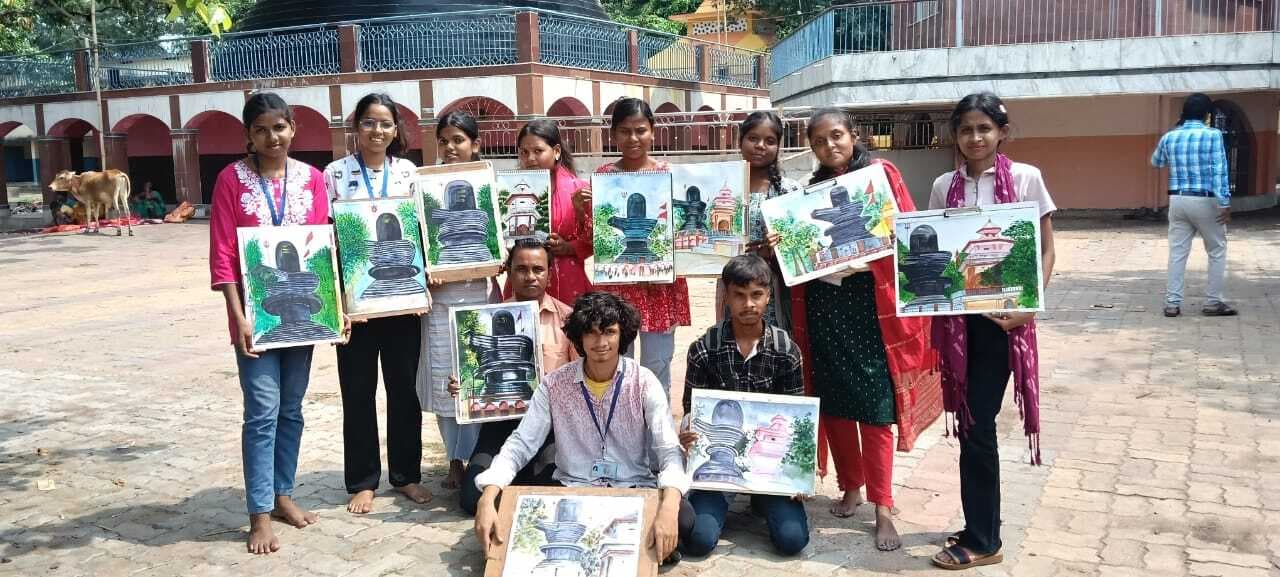Giridih News :चंडीगढ़ की छात्राओं ने कार्ड बोर्ड पर उकेरा हरिहरधाम मंदिर