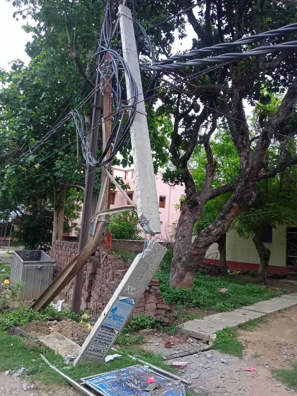 अनियंत्रित ट्रक ने बिजली पोल में मारी ठोकर