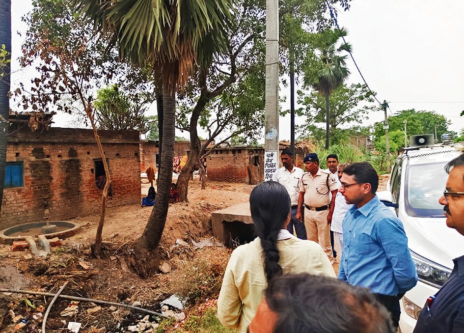 महादलित टोला में विकास कार्यों का जिलाधिकारी ने किया निरीक्षण