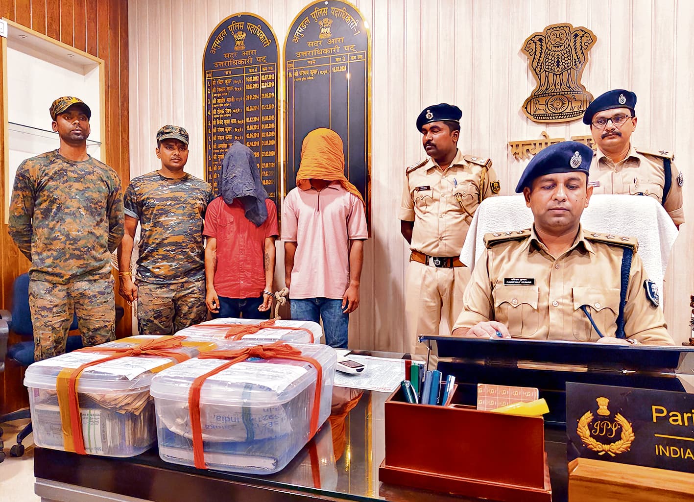 दो किलो से अधिक हेरोइन और सवा लाख रुपये के साथ कार सवार दो तस्कर गिरफ्तार