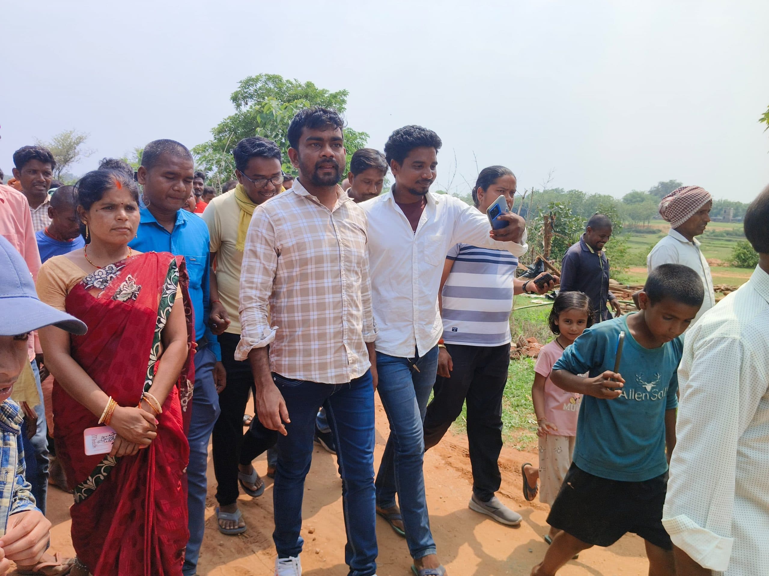 Giridih News :विधायक जयराम महतो पीड़ित महिला से मिले