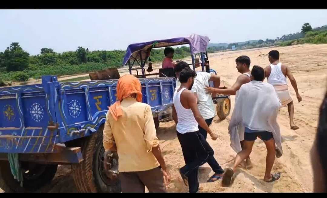 Giridih News :बिना लीज के धड़ल्ले से हो रहा बालू का उठाव